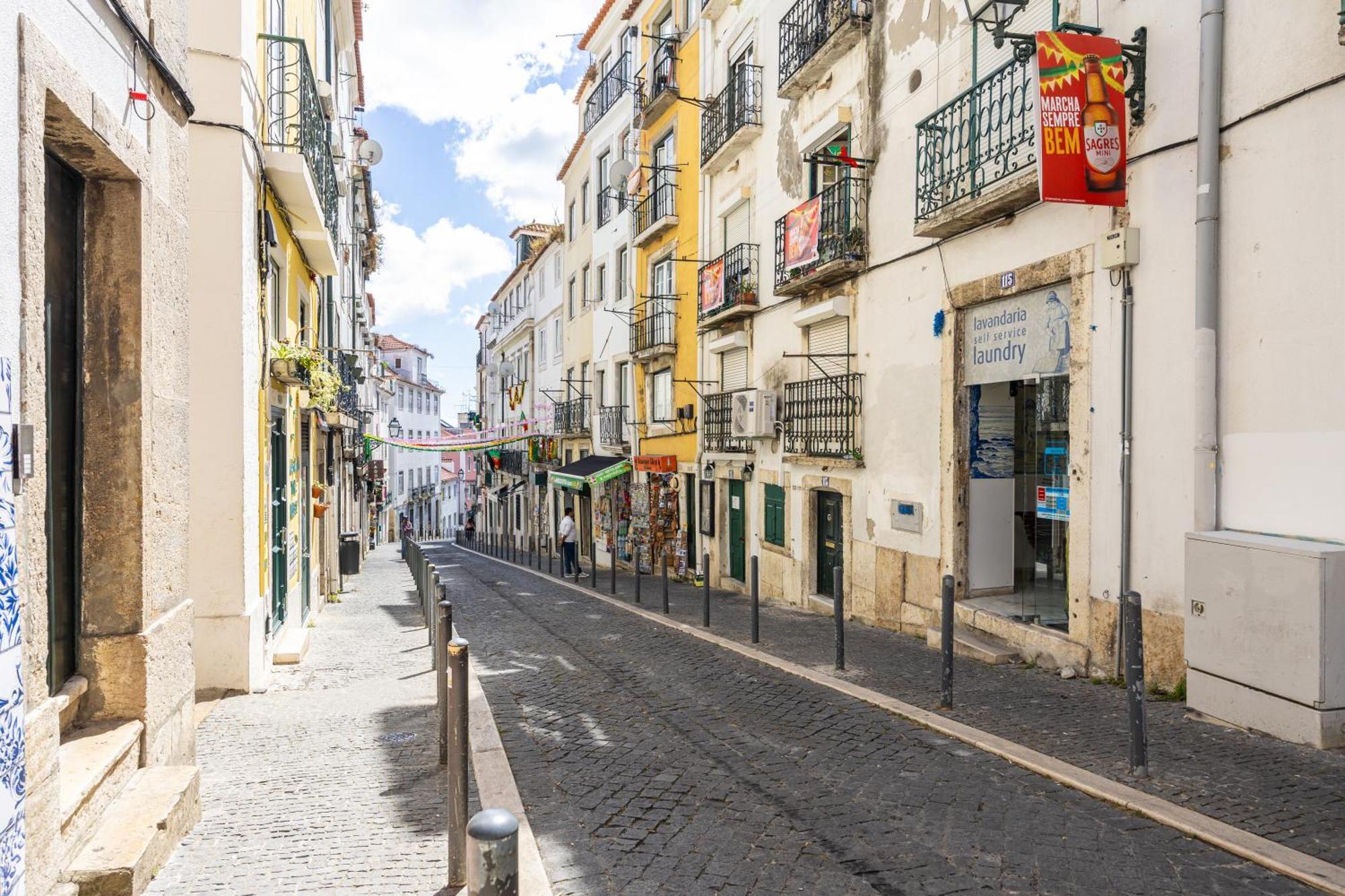 Апартаменты Crooked House Alfama Лиссабон Экстерьер фото