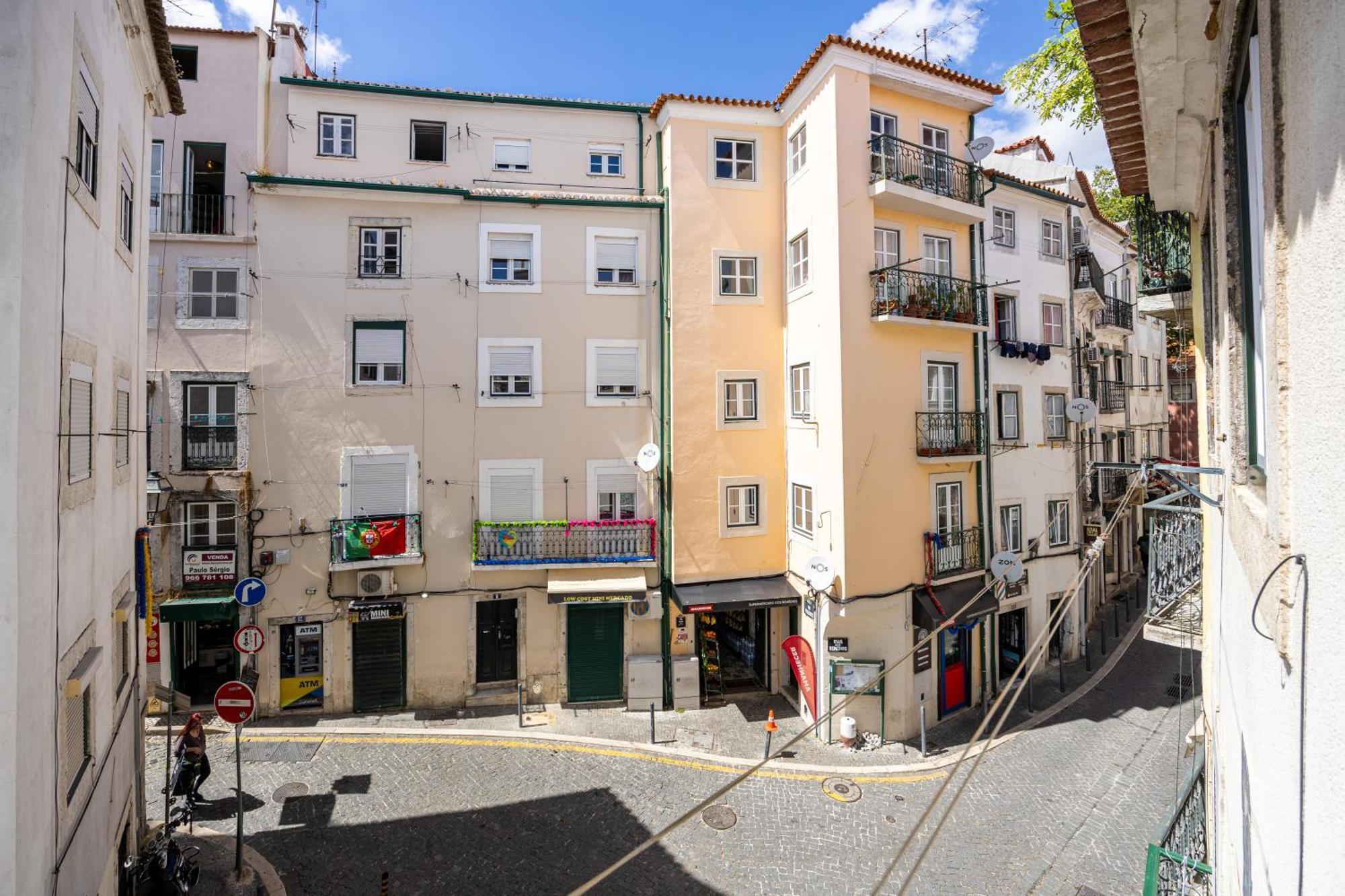 Апартаменты Crooked House Alfama Лиссабон Экстерьер фото